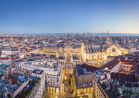 Európa két tempóban: Hogy őrizze meg Milánó előnyét a költséges London és Dublin ellenében?