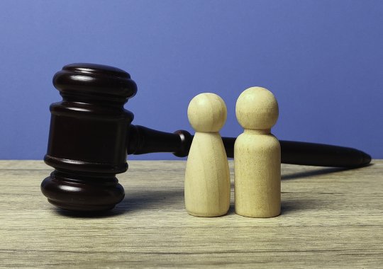 Ingatlan eladása élettársi viszonyban: a bejegyzett élettársak jogai, kockázatok és jogi viták