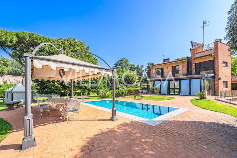 Villa medencével Róma elegáns negyedében.