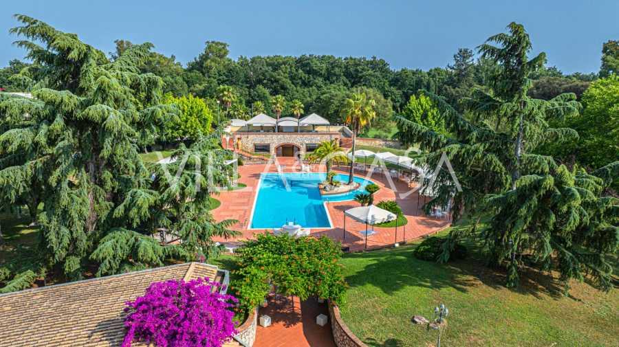 Luxusvilla medencével és parkkal Latinában.