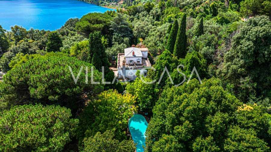 Elit villa Castel Gandolfóban, az Albano-tó partján.