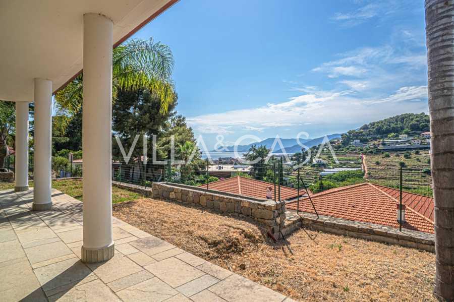 Modern villa tengerre néző kilátással Bordigherában.