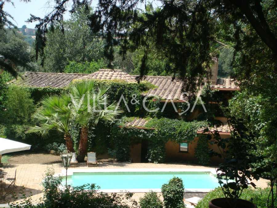 Történelmi villa bérelhető egy rangos rezidencián Rómában.