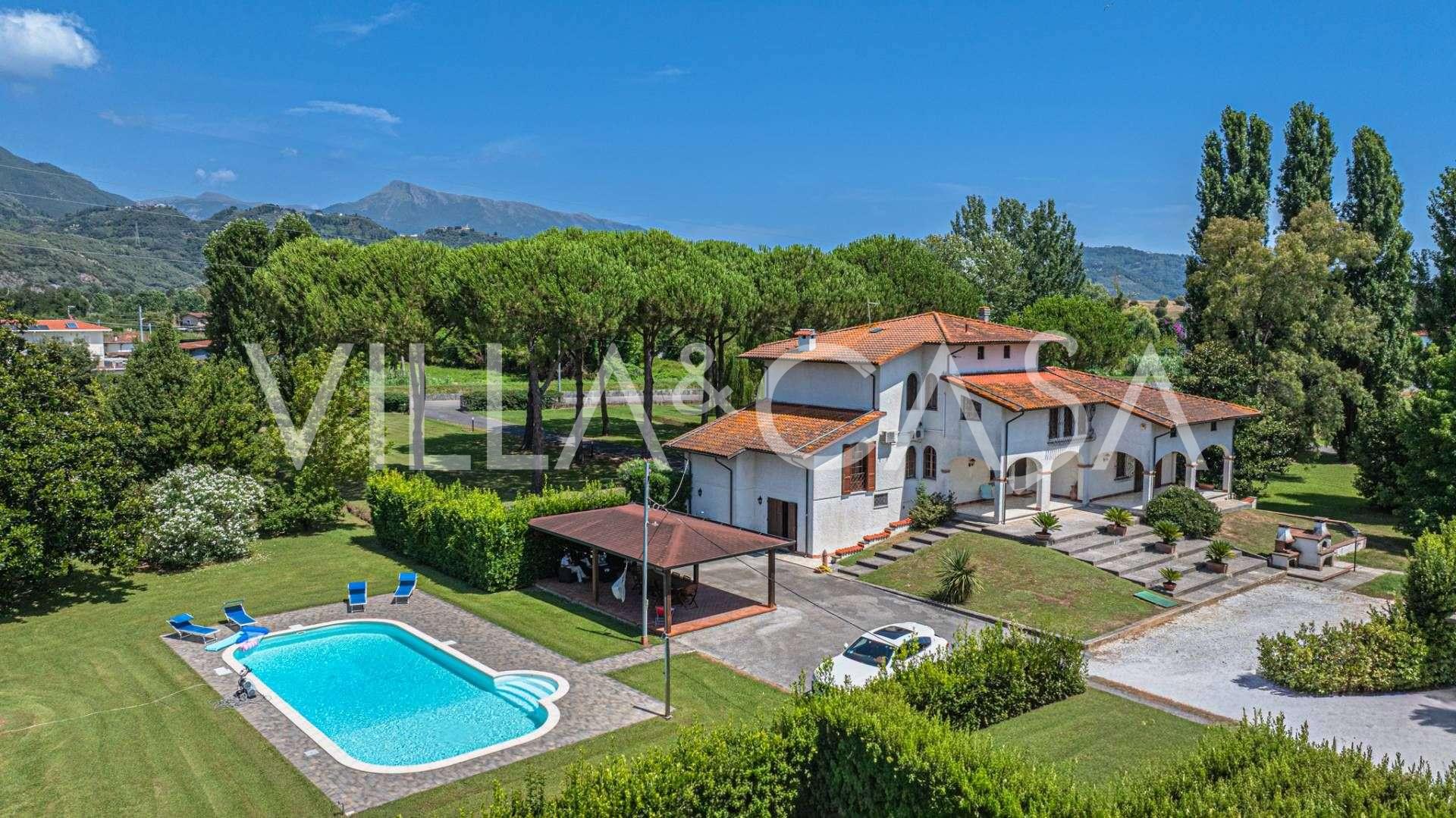 Medencés villa eladó Pietrasantében