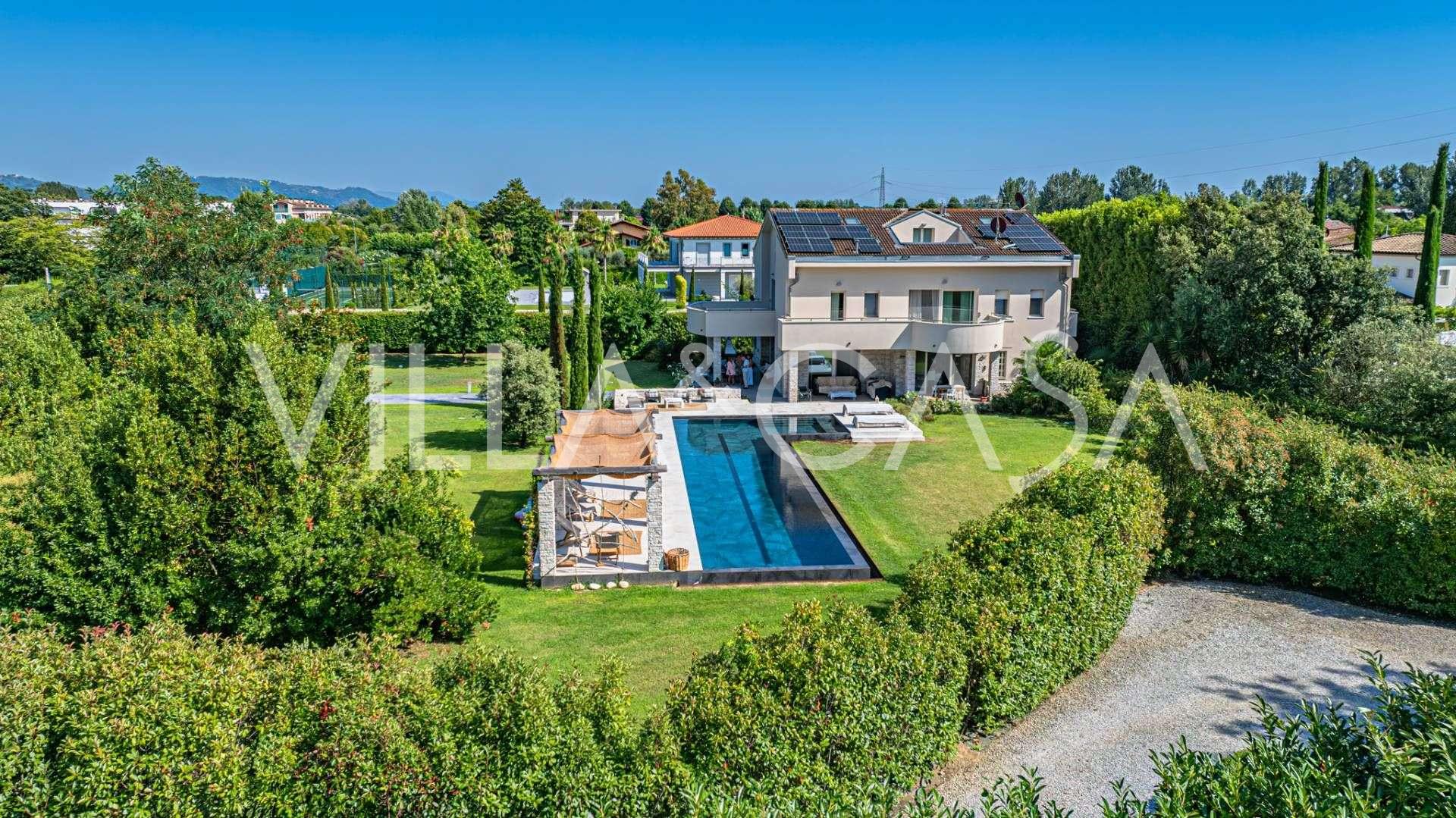 Medencés villa eladó Forte dei Marmi-ban