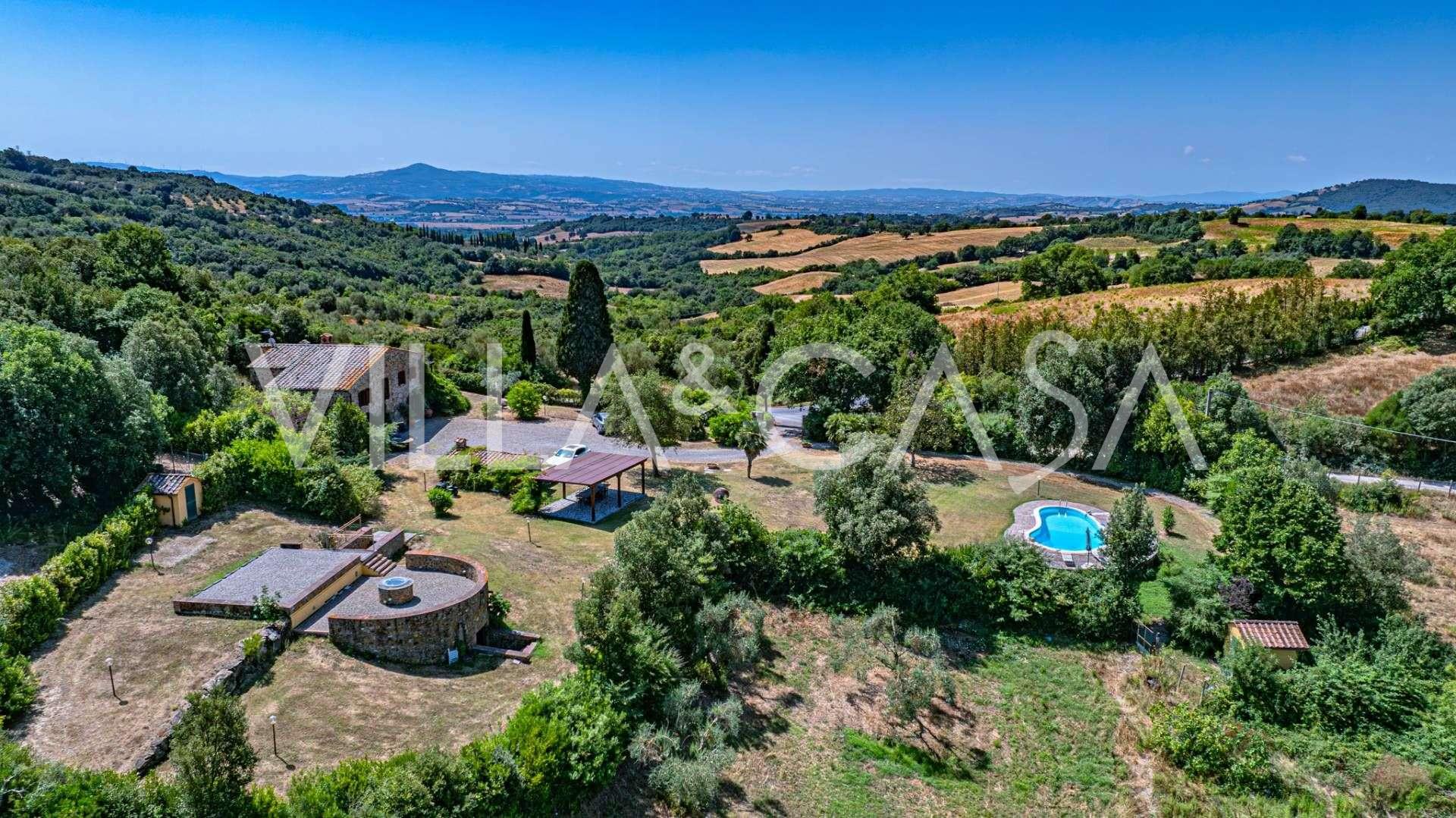 Eladó villa medencével és tóval Toszkánában