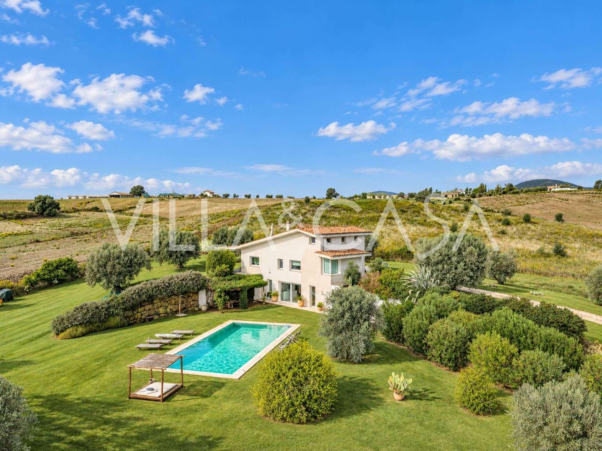 Eladó villa medencével és panorámás kilátással Lazio és Toszkána határán.