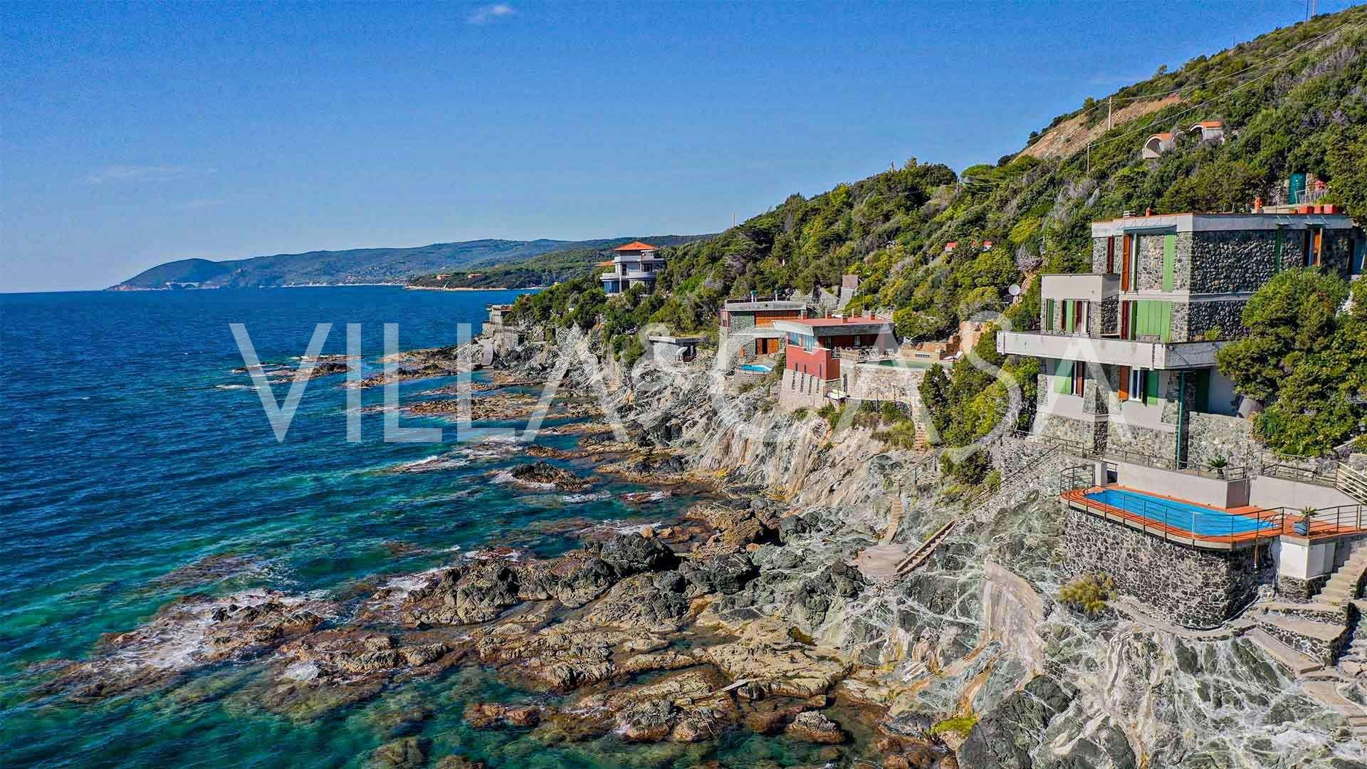 Prestízs villa medencével Kастильончелло partján eladó