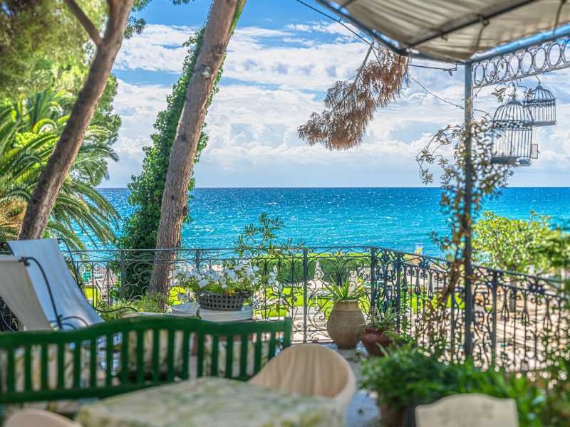 Luxusos villa közvetlen kijárattal a tengerpartra Diano Marinában.