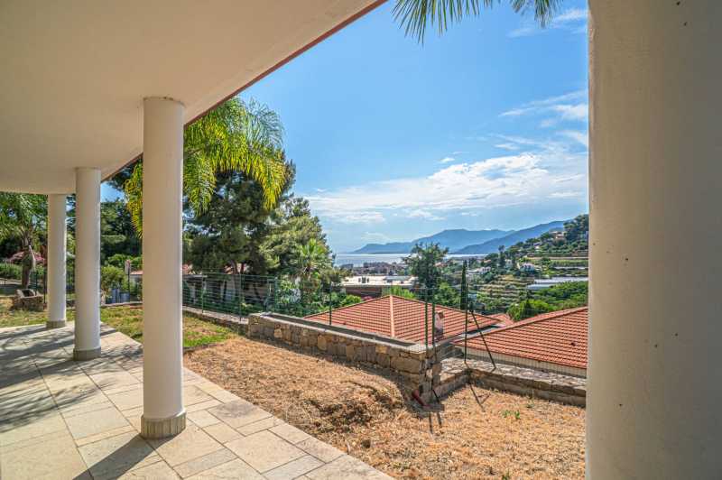 Modern villa Bordigherában