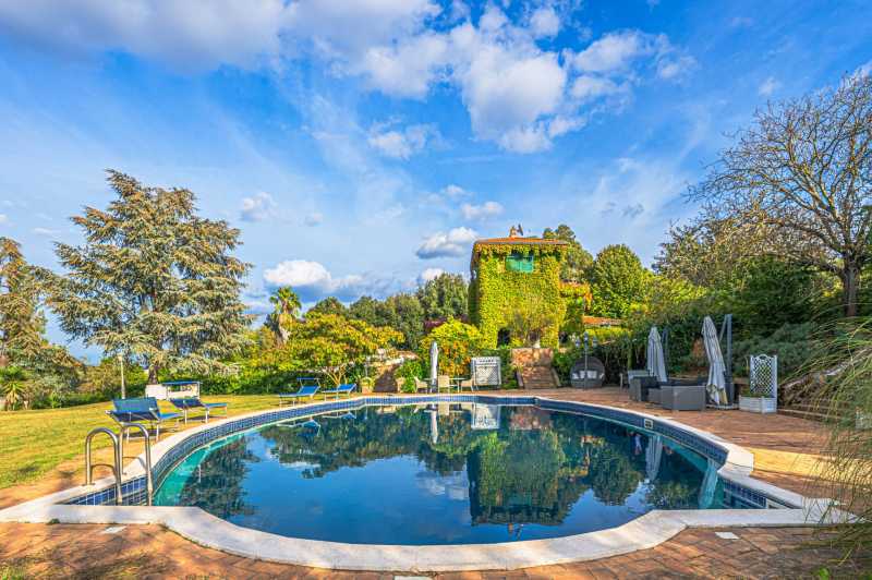 Eladó villa Róma közelében.