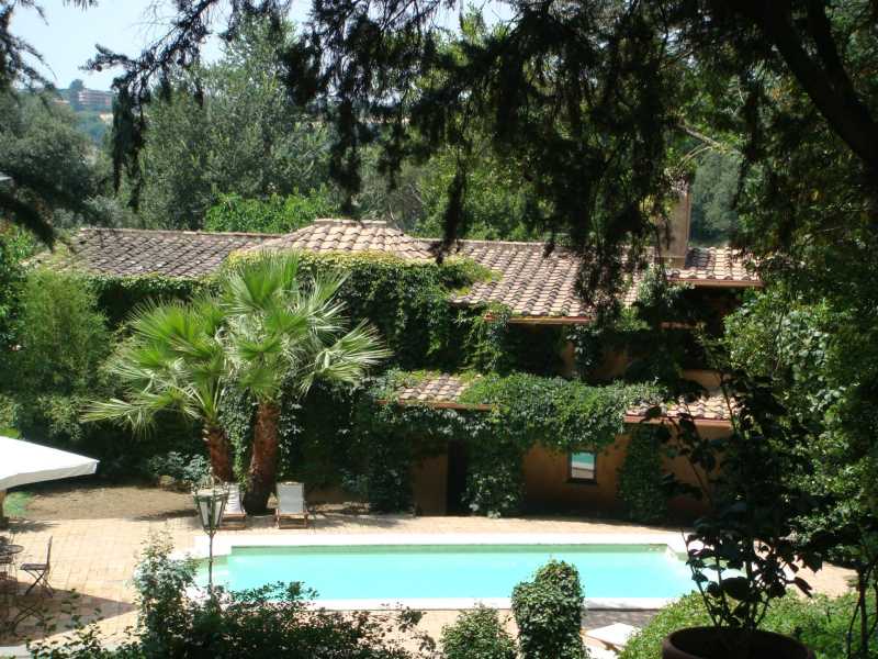 Történelmi villa bérelhető egy rangos rezidencián Rómában.