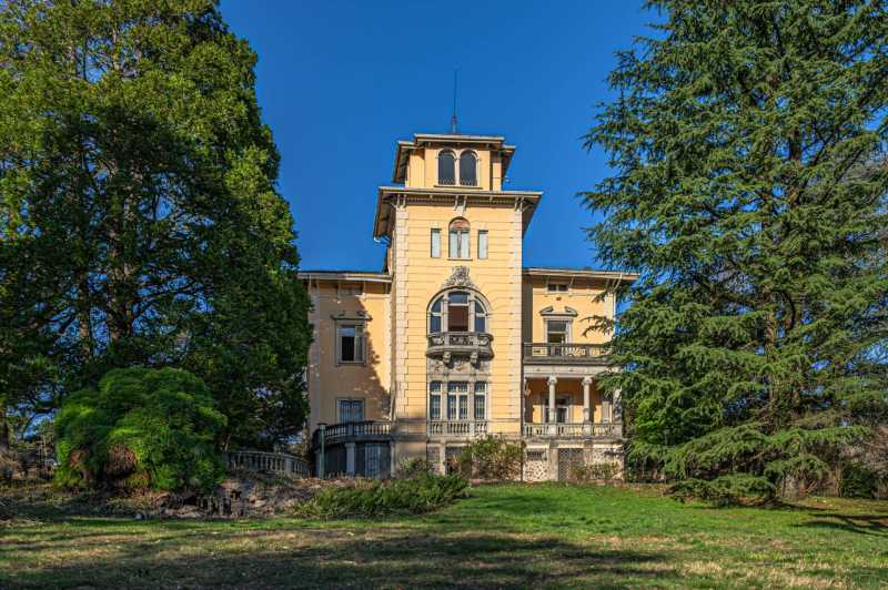 A Korolina közelében található luxus villa Svájc mellett.