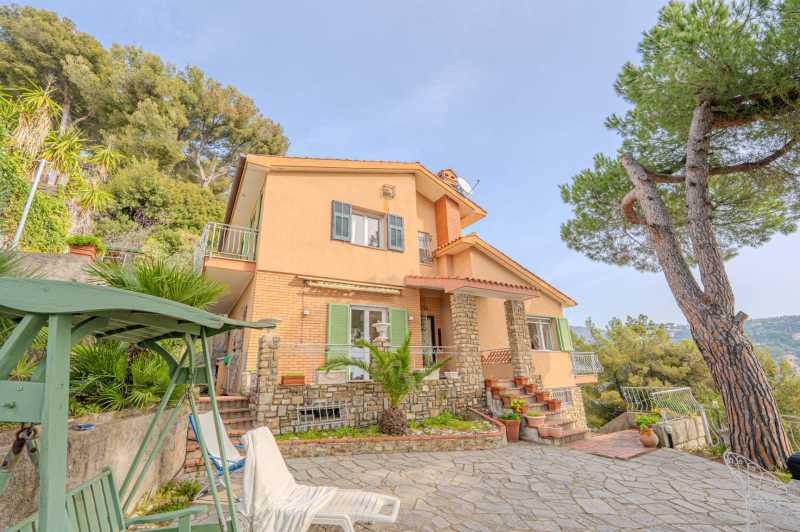 Tengerre néző villa Bordigherában.