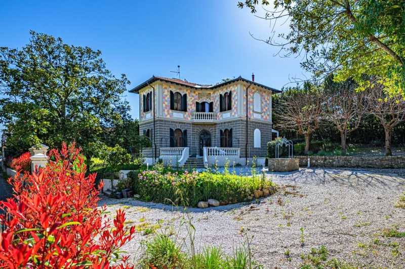 Villa con piscina in stile liberty vicino a Livorno