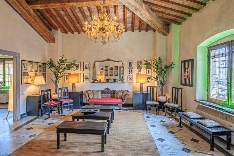Loft in the historic district of Livorno Venezia

(Loft ungherese: padlás, tetőtér)