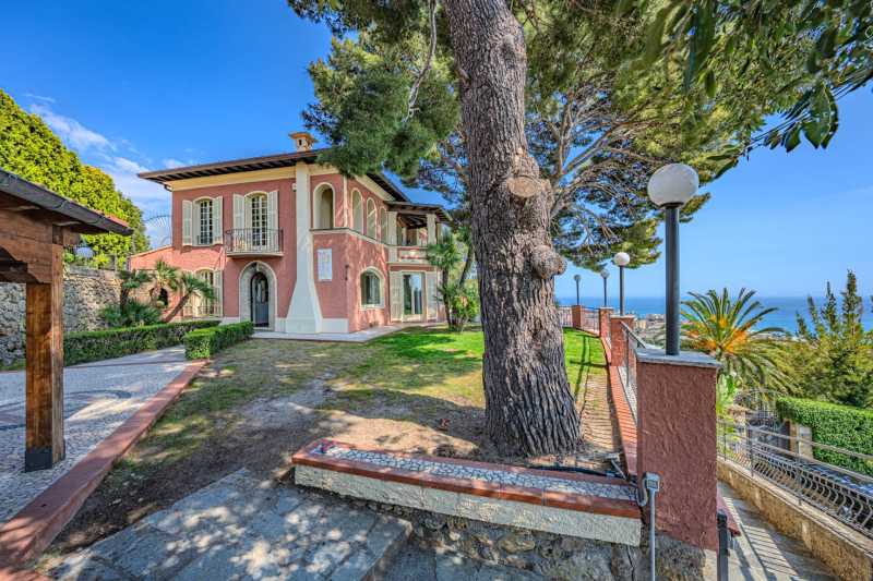 Eladó gyönyörű villa Ventimiliában