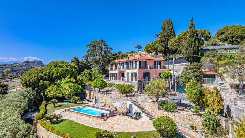 Eladó egy gyönyörű villa Bordigherában