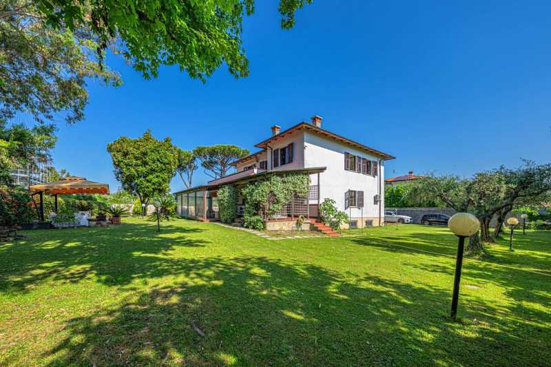 Prémium kategóriás villa eladó Marina di Carrarában