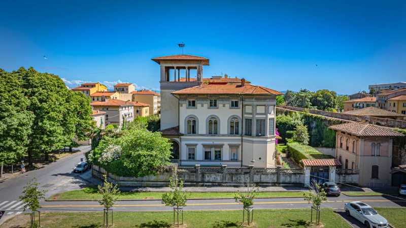 Eladó stílusos történelmi villa Pisa központjában