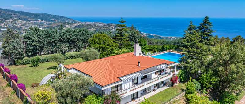 Vásároljon ingatlanokat, luxuslakásokat, házakat Sanremóban, Liguriában