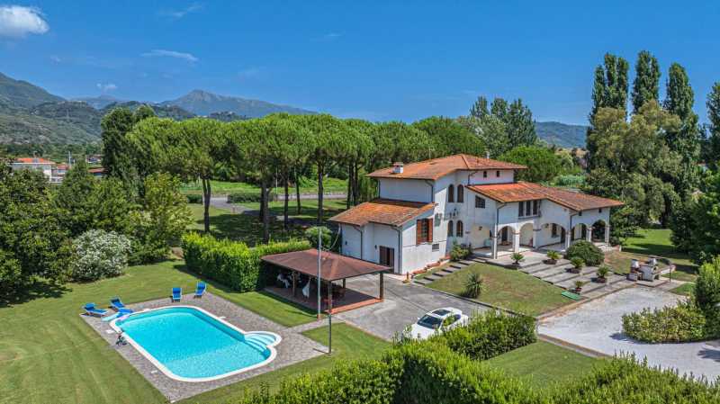 Medencés villa eladó Pietrasantében