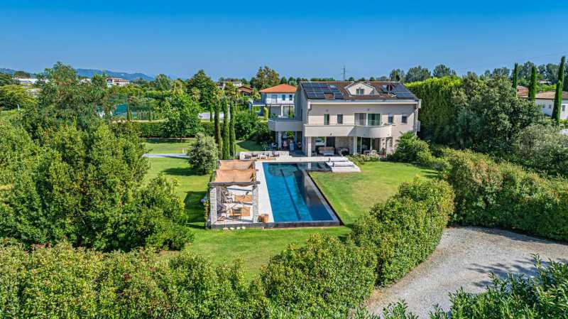 Medencés villa eladó Forte dei Marmi-ban