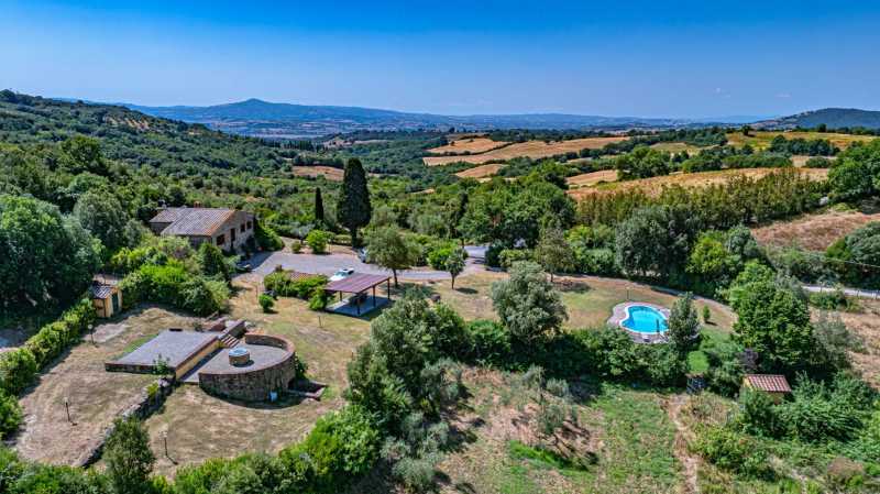 Eladó villa medencével és tóval Toszkánában