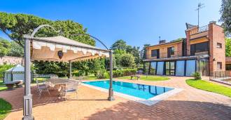 Villa medencével Róma elegáns negyedében.