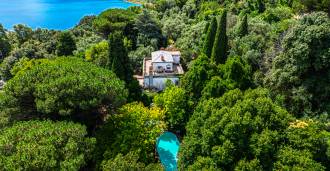 Elit villa Castel Gandolfóban, az Albano-tó partján.