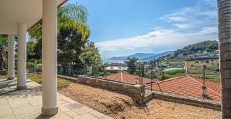 Modern villa tengerre néző kilátással Bordigherában.