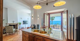 Történelmi exkluzív villa a tengerparton Santa Marinellában, Rómában.