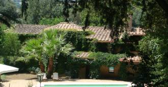 Történelmi villa bérelhető egy rangos rezidencián Rómában.