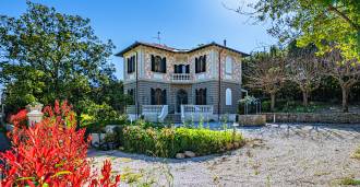 Villa con piscina in stile liberty vicino a Livorno