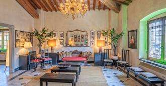 Loft in the historic district of Livorno Venezia

(Loft ungherese: padlás, tetőtér)