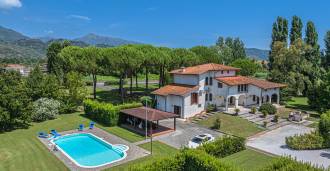 Medencés villa eladó Pietrasantében