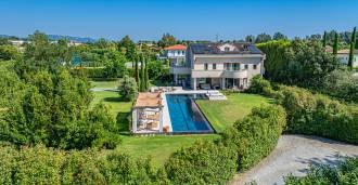 Medencés villa eladó Forte dei Marmi-ban