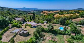 Eladó villa medencével és tóval Toszkánában