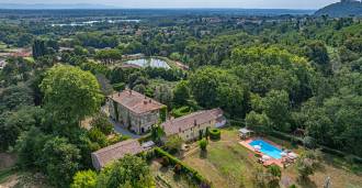 Szőlőültetvényes villa Luccában eladó