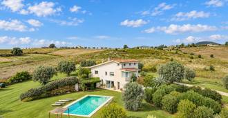 Eladó villa medencével és panorámás kilátással Lazio és Toszkána határán.