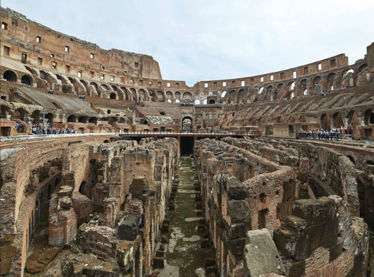 A hipogeum felfedezése a turisták számára az olaszországi Colosseumban