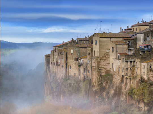 Pitigliano természetes sziklák és barlangok városa